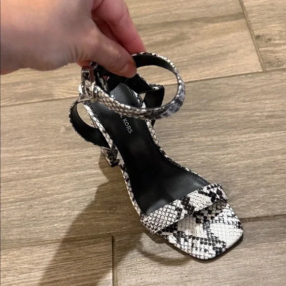Michael Kors Snake-Print Ankle Strap Block Heel Sandals Sz 5 RIGHT SHOE ONLY - Picture 2 of 7